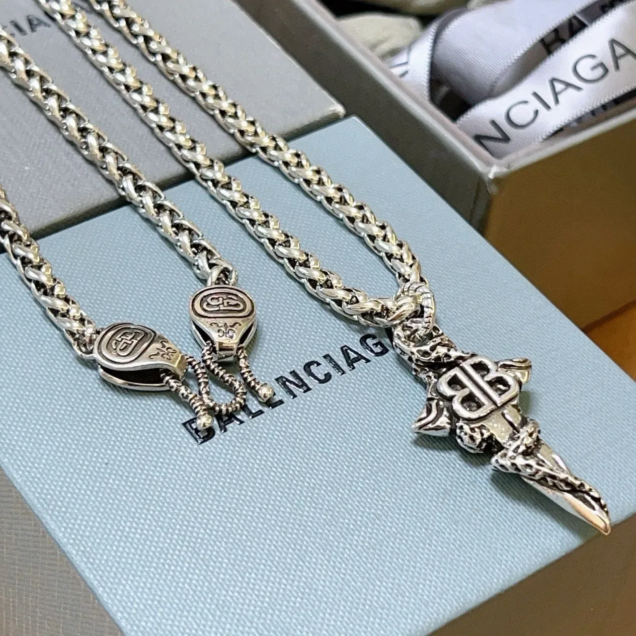 Balenciaga BB Dagger 银色 编织曲奇链 精致 monogram 坠饰 项链 9