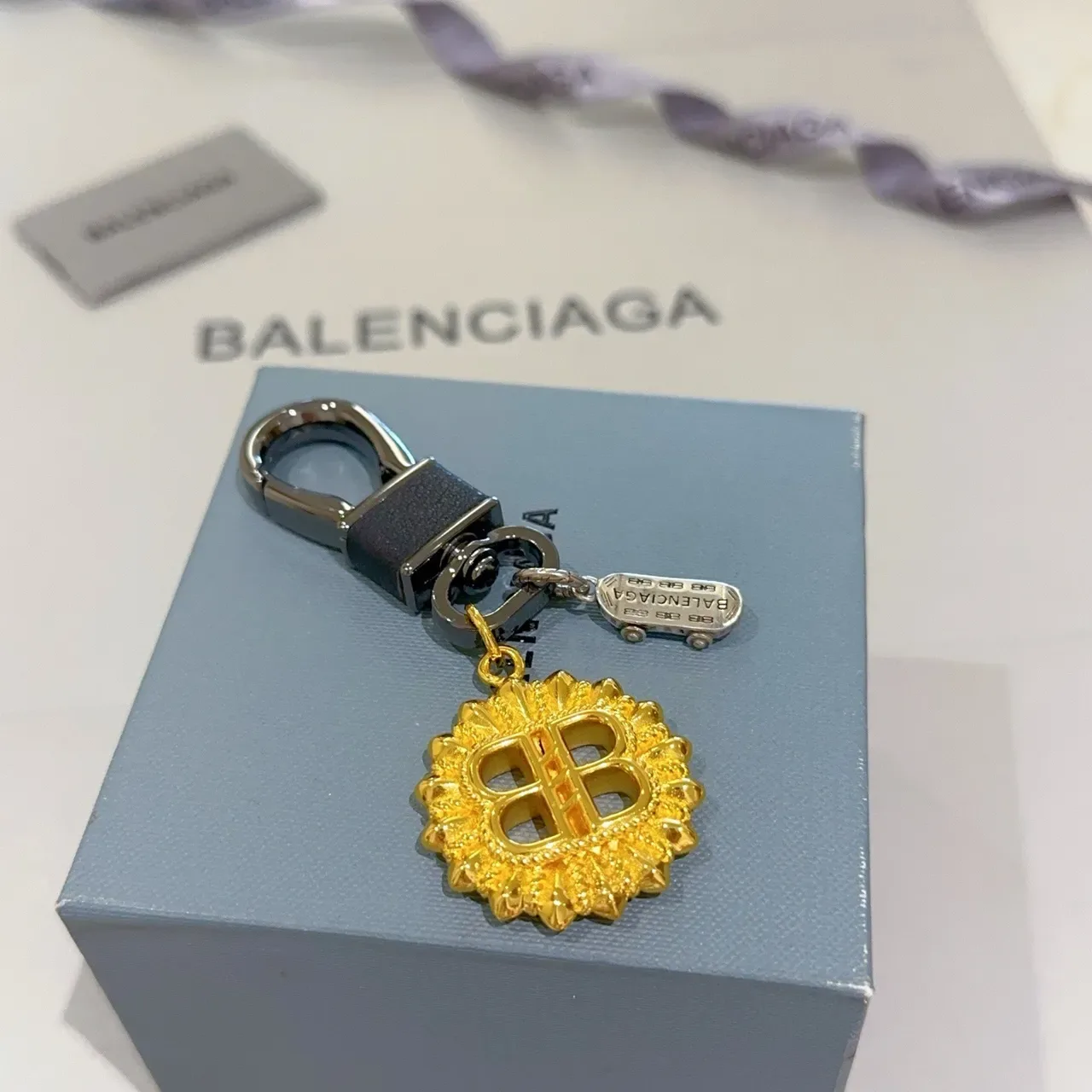 Balenciaga BB Or Noir Sunburst Logo Bijoux Métal 2
