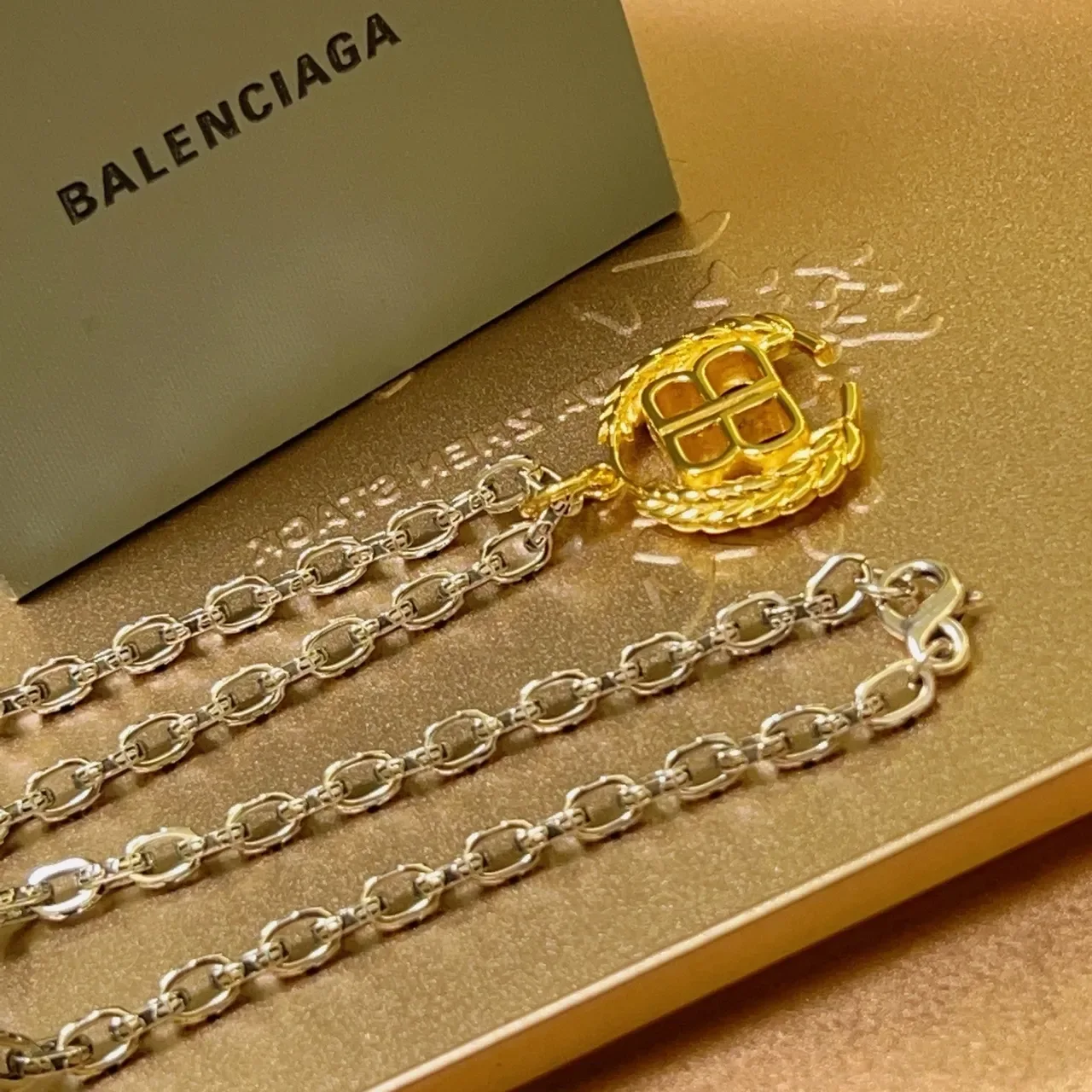 ব্যালেন্সিয়াগা BB Laurel Wreath সোনা ও রূপার হার 3