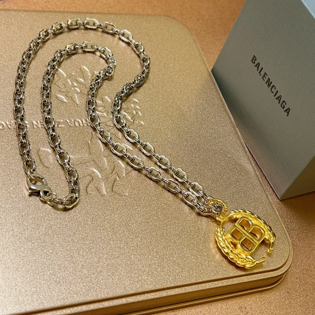 ব্যালেন্সিয়াগা BB Laurel Wreath সোনা ও রূপার হার 6
