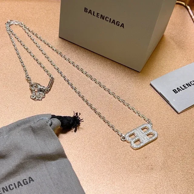 Colar pingante Balenciaga BB Logo Pavé Double-B 3