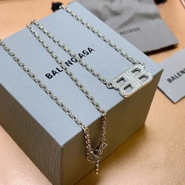 Colar pingante Balenciaga BB Logo Pavé Double-B 7