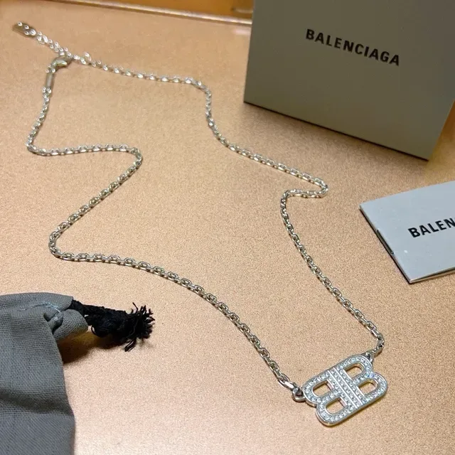 Colar pingante Balenciaga BB Logo Pavé Double-B 9