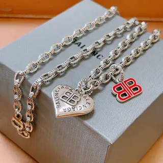 Balenciaga BB Motif collares con dije de corazón y esmalte