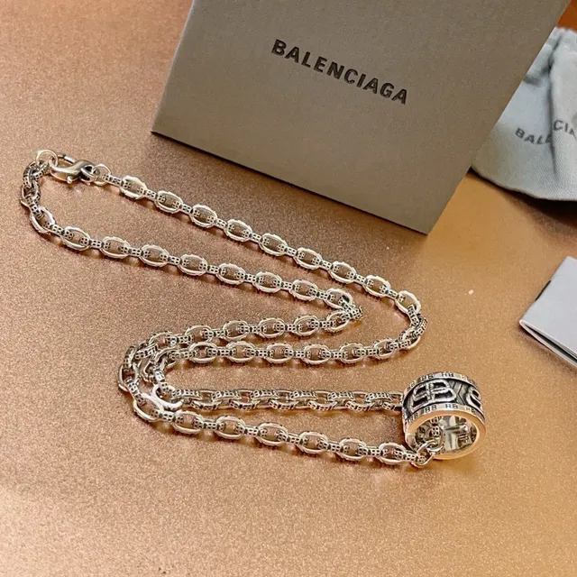 Balenciaga BB 银调圆柱形吊坠链条项链 3