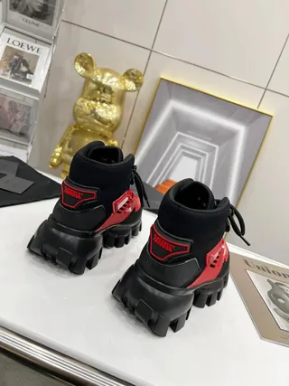 Balenciaga sneakers chunky noir et rouge à lacets hauts jaula sculptée 2