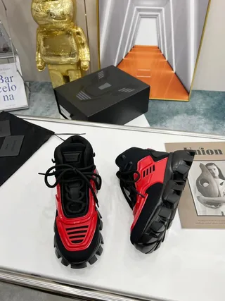 Balenciaga sneakers chunky noir et rouge à lacets hauts jaula sculptée 3