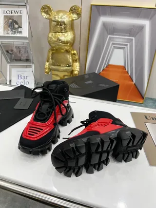 Balenciaga sneakers chunky noir et rouge à lacets hauts jaula sculptée 5