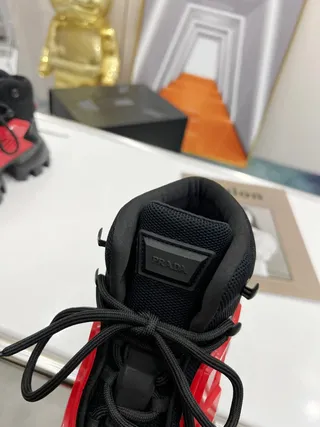 Balenciaga sneakers chunky noir et rouge à lacets hauts jaula sculptée 8