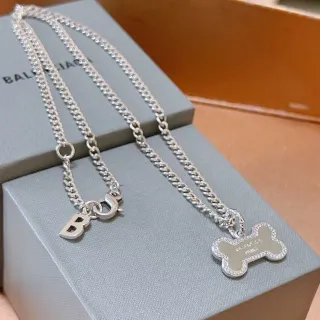 Balenciaga骨吊坠和B Charm银色项链