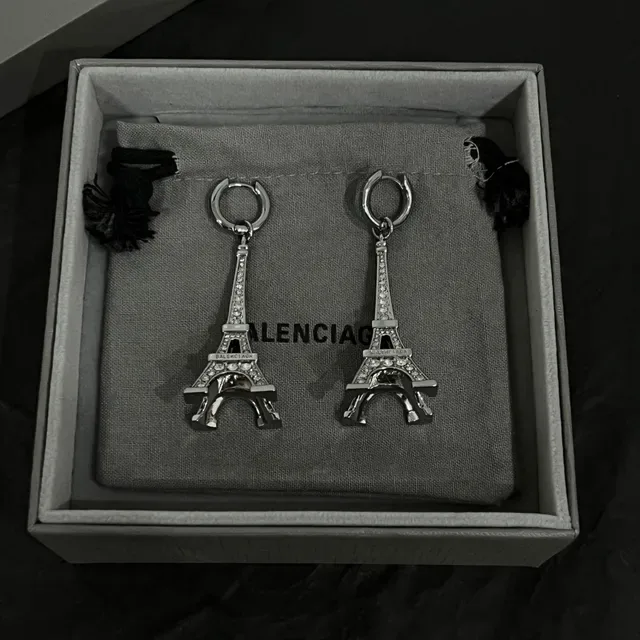 Balenciaga इफेल टावर क्रिस्टल सिल्वर टोन ईयररिंग्स 6