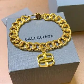 Balenciaga Pulsera Cadena Curb Martillada en Oro con Charm de Logo