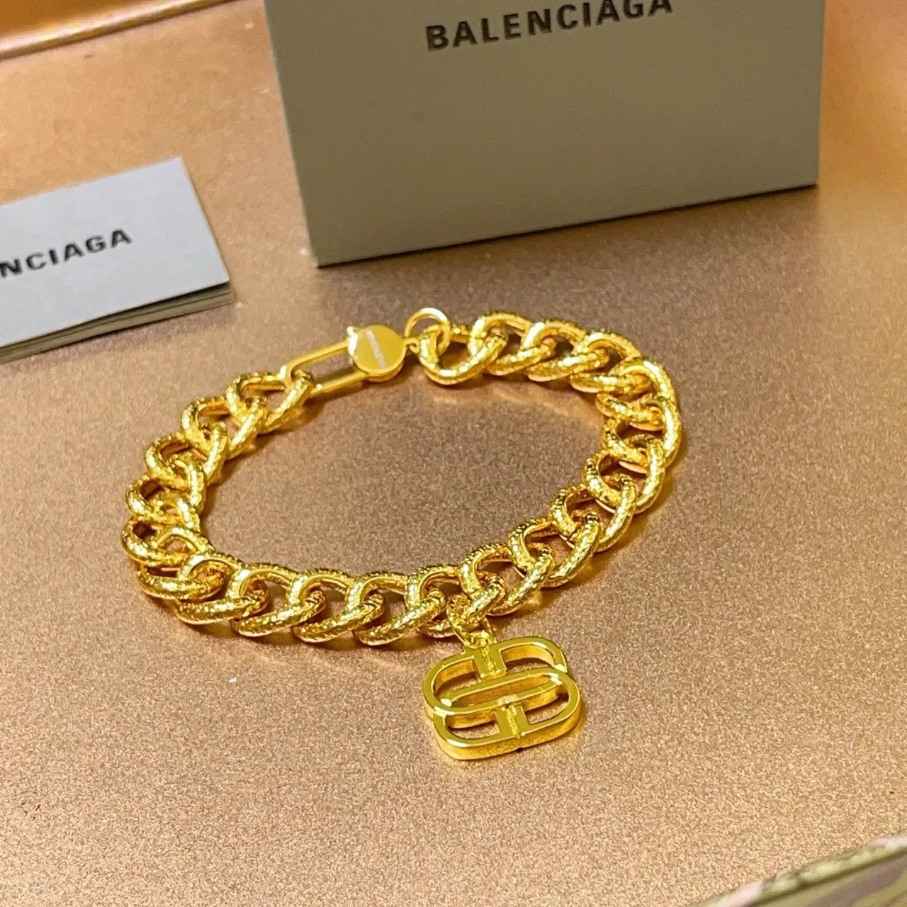 Balenciaga Pulseira Corrente Curb Martelada Dourada com Charm de Logo 2