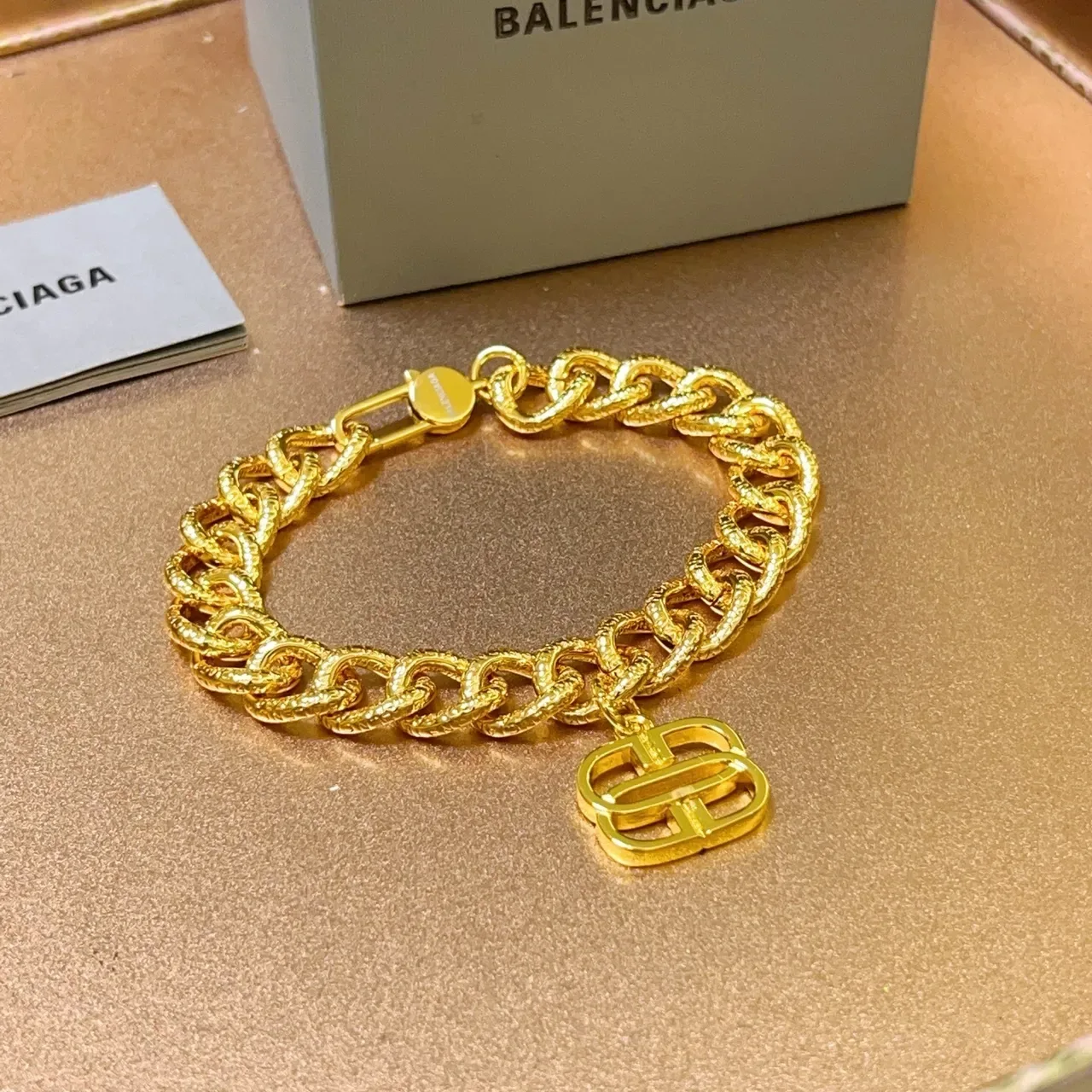 Balenciaga Pulseira Corrente Curb Martelada Dourada com Charm de Logo 4