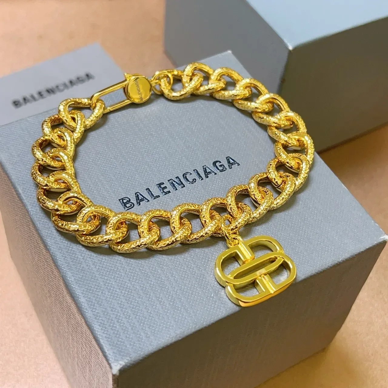 Balenciaga Pulseira Corrente Curb Martelada Dourada com Charm de Logo 6