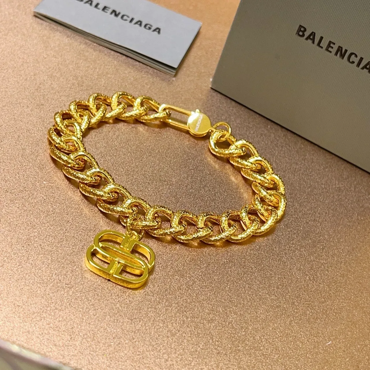 Balenciaga Pulseira Corrente Curb Martelada Dourada com Charm de Logo 7