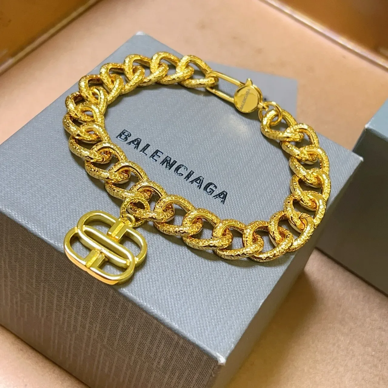 Balenciaga Pulseira Corrente Curb Martelada Dourada com Charm de Logo 9