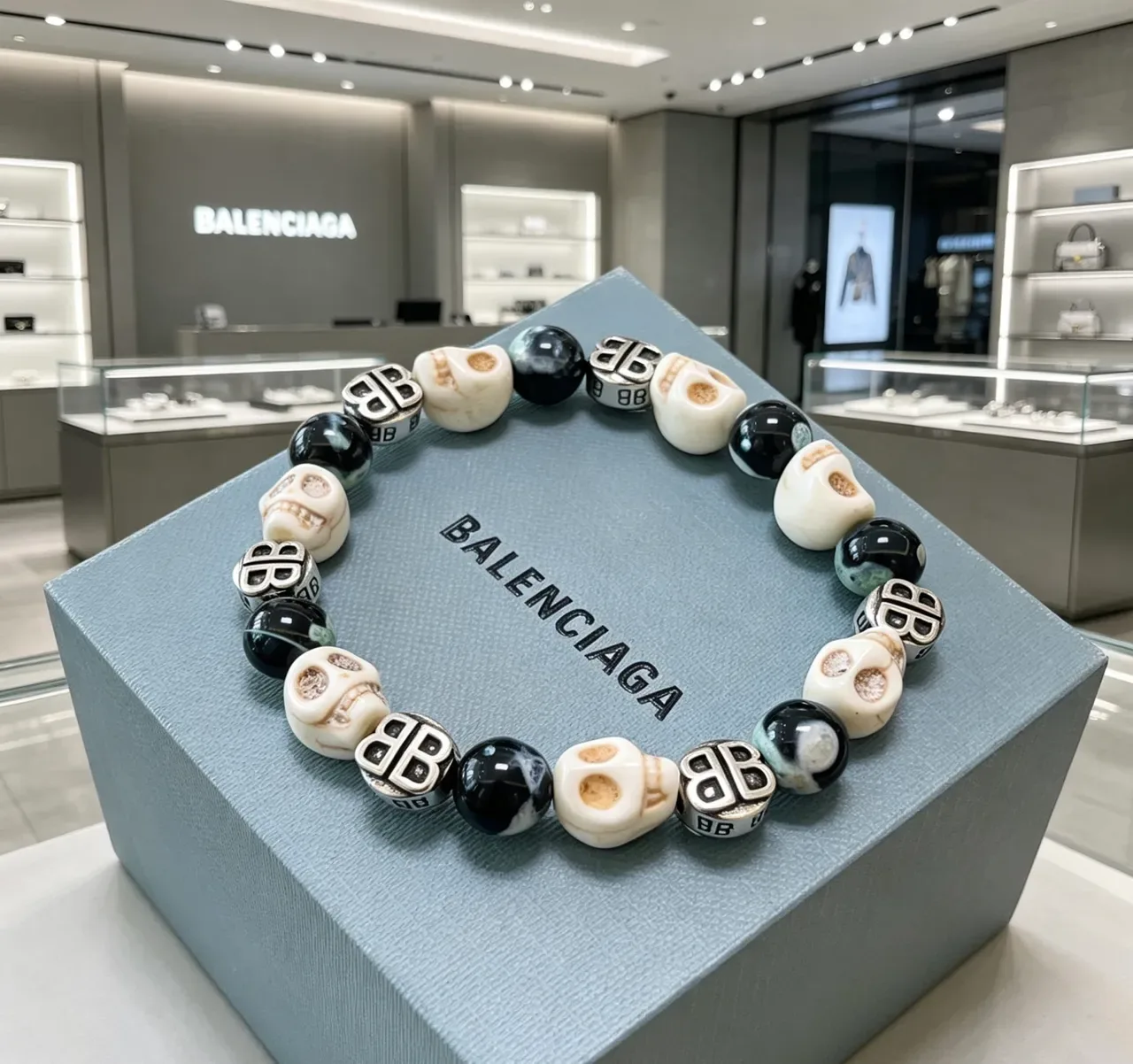 Balenciaga खोपड़ी और BB Monogram मोती कंगन 2