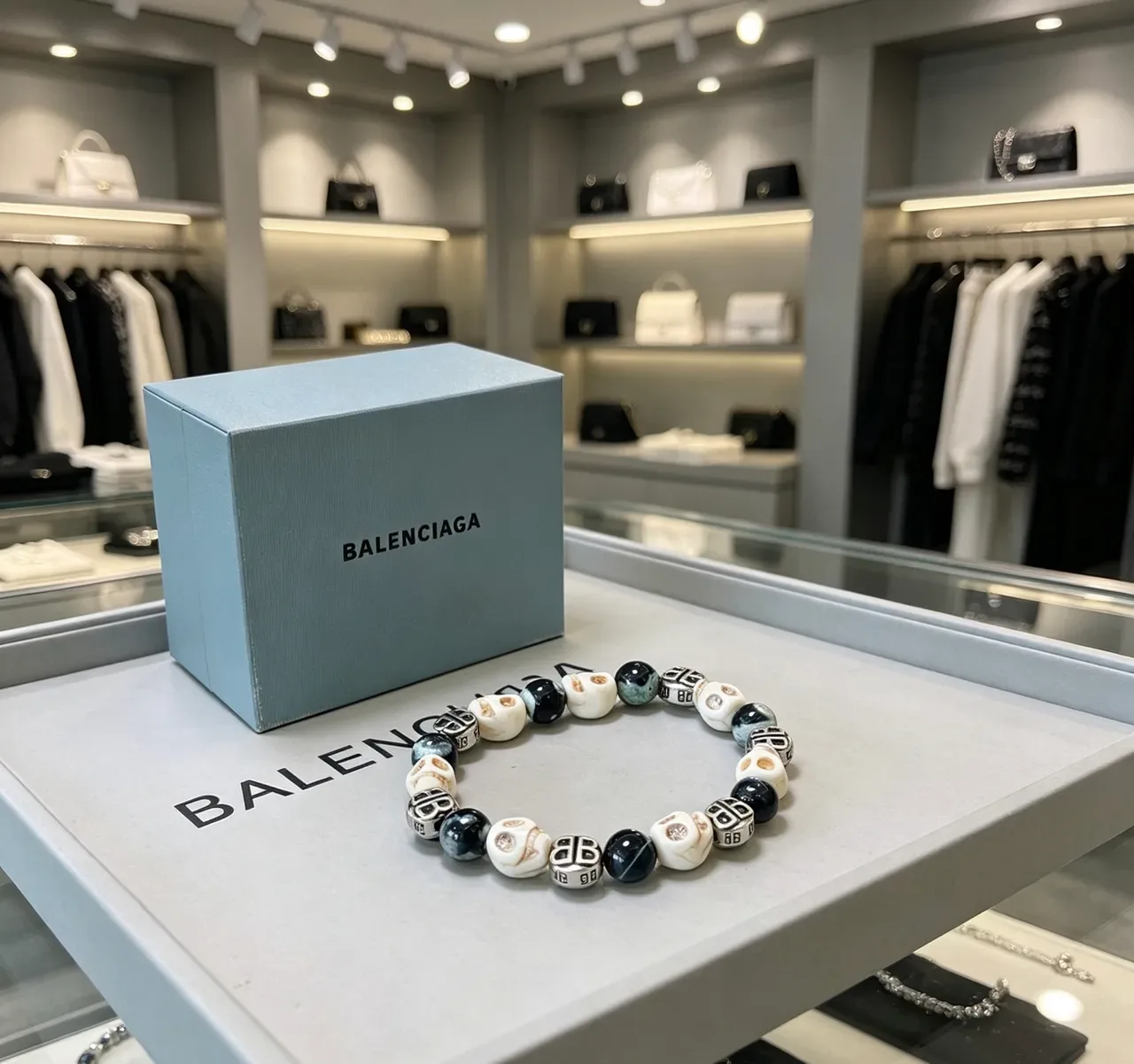 Balenciaga खोपड़ी और BB Monogram मोती कंगन 5