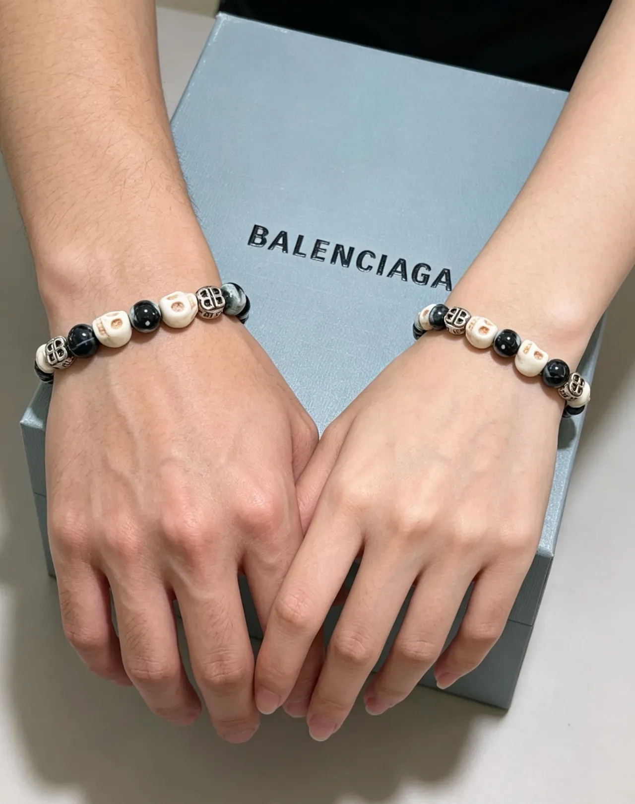 Balenciaga खोपड़ी और BB Monogram मोती कंगन 6