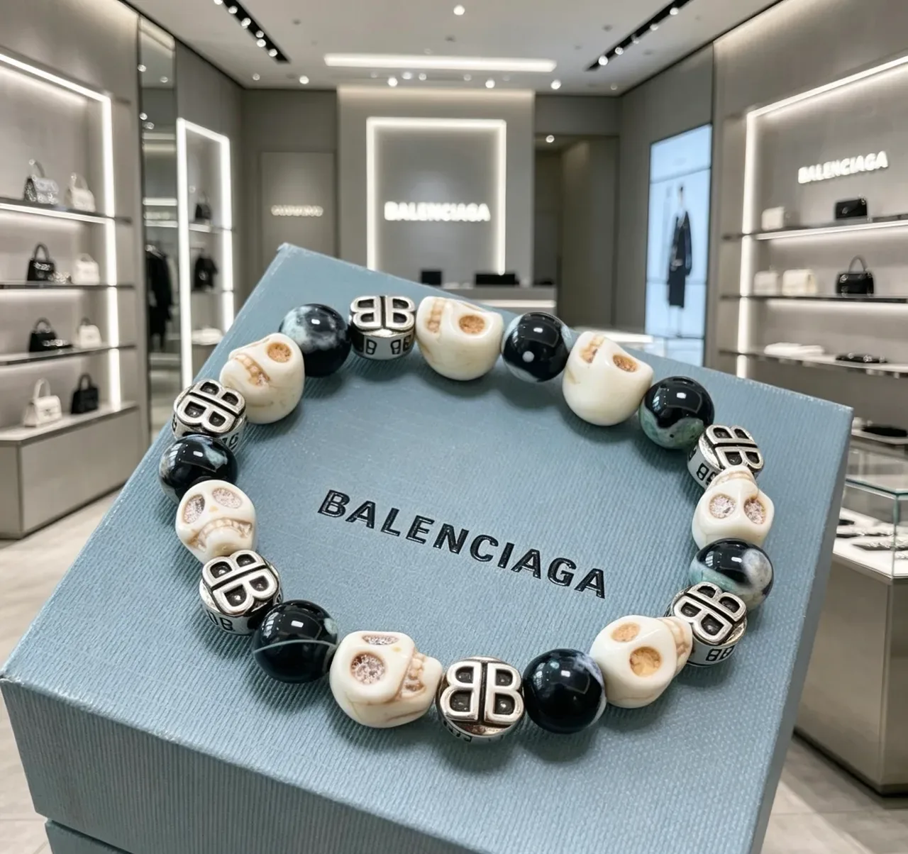 Balenciaga खोपड़ी और BB Monogram मोती कंगन 7