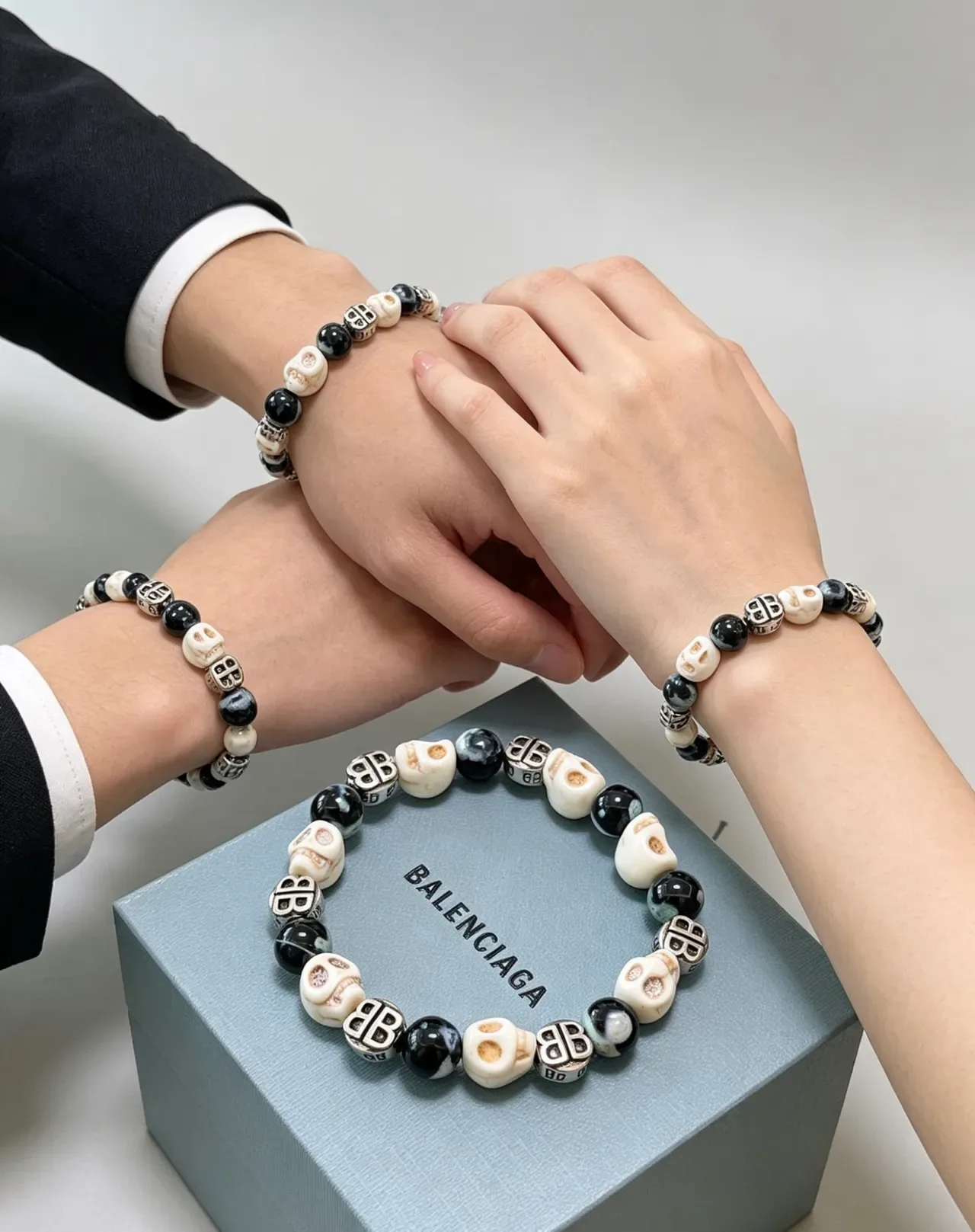 Balenciaga खोपड़ी और BB Monogram मोती कंगन 8