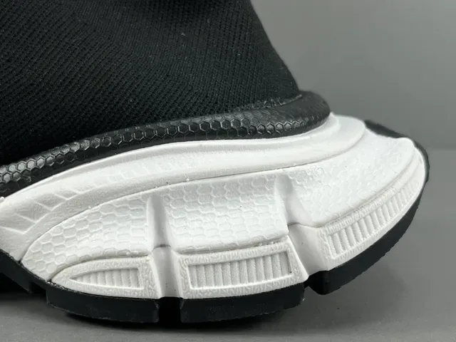Balenciaga Speed Trainer preto e branco sneakers lifestyle 7