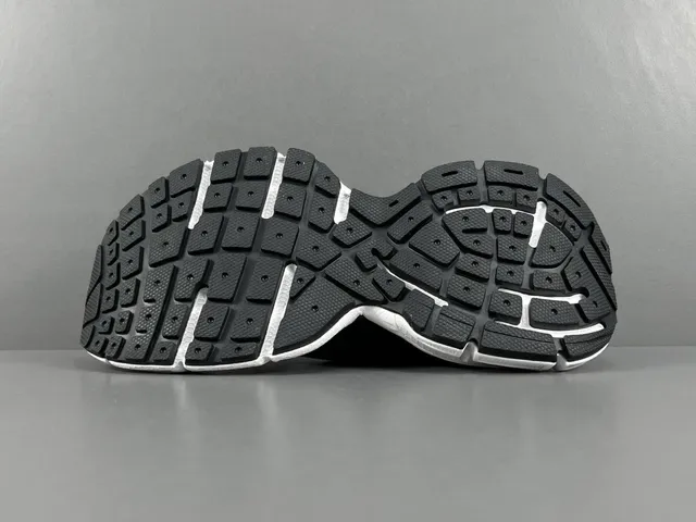 Balenciaga Speed Trainer preto e branco sneakers lifestyle 13