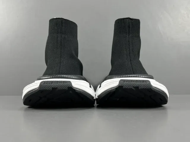 Balenciaga Speed Trainer preto e branco sneakers lifestyle 17