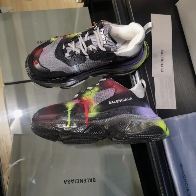 Balenciaga Triple S de várias cores salpicaduras de tinta tênis grosso 2