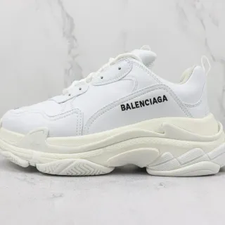 Balenciaga Triple S सफेद चंकी स्नीकरज़