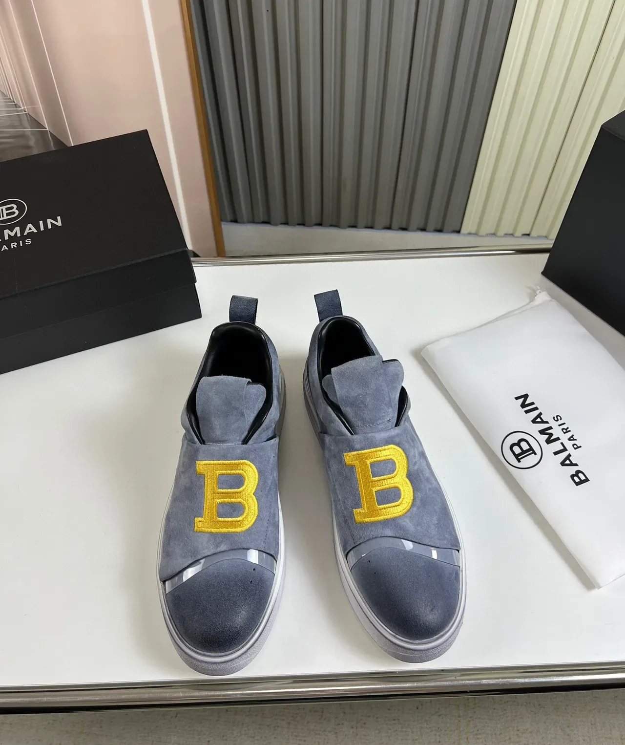Balmain B-Court رمادي سويد سلايب أون أسلوب حياة سنيكر 2