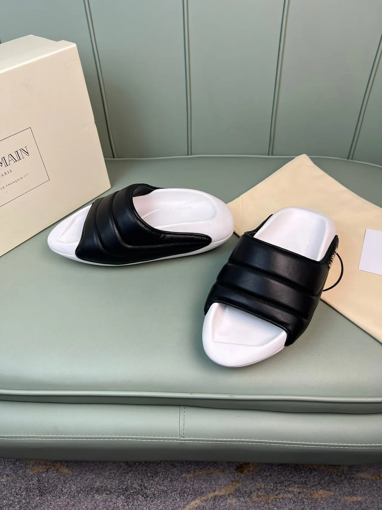 Balmain Sandale à enfiler matelassée 7