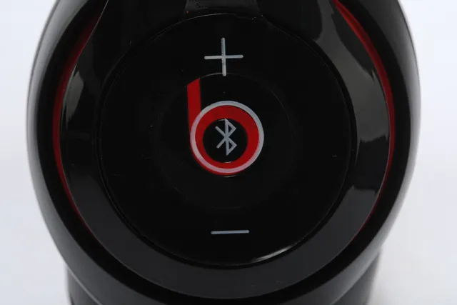 Beats Casque Circumaural Sans Fil Noir Argent Sur l'Oreille 3