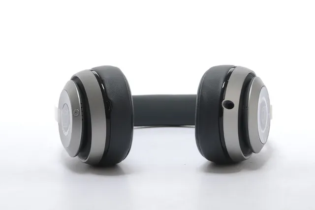 Beats Casque Circumaural Sans Fil Noir Argent Sur l'Oreille 6