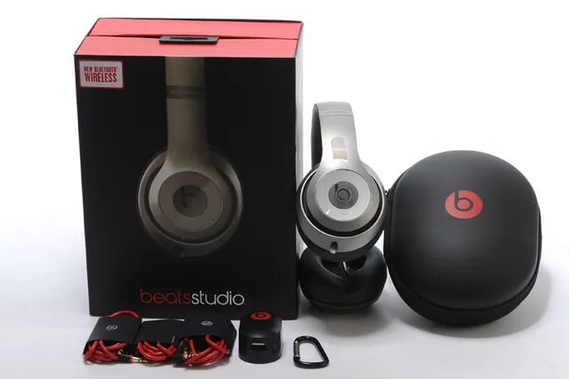 Beats Casque Circumaural Sans Fil Noir Argent Sur l'Oreille 9