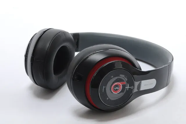 Beats Casque Circumaural Sans Fil Noir Argent Sur l'Oreille 11