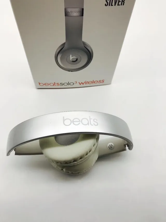 Beats Solo³ Wireless Special Edition Silver Over-Ear Headphones 2