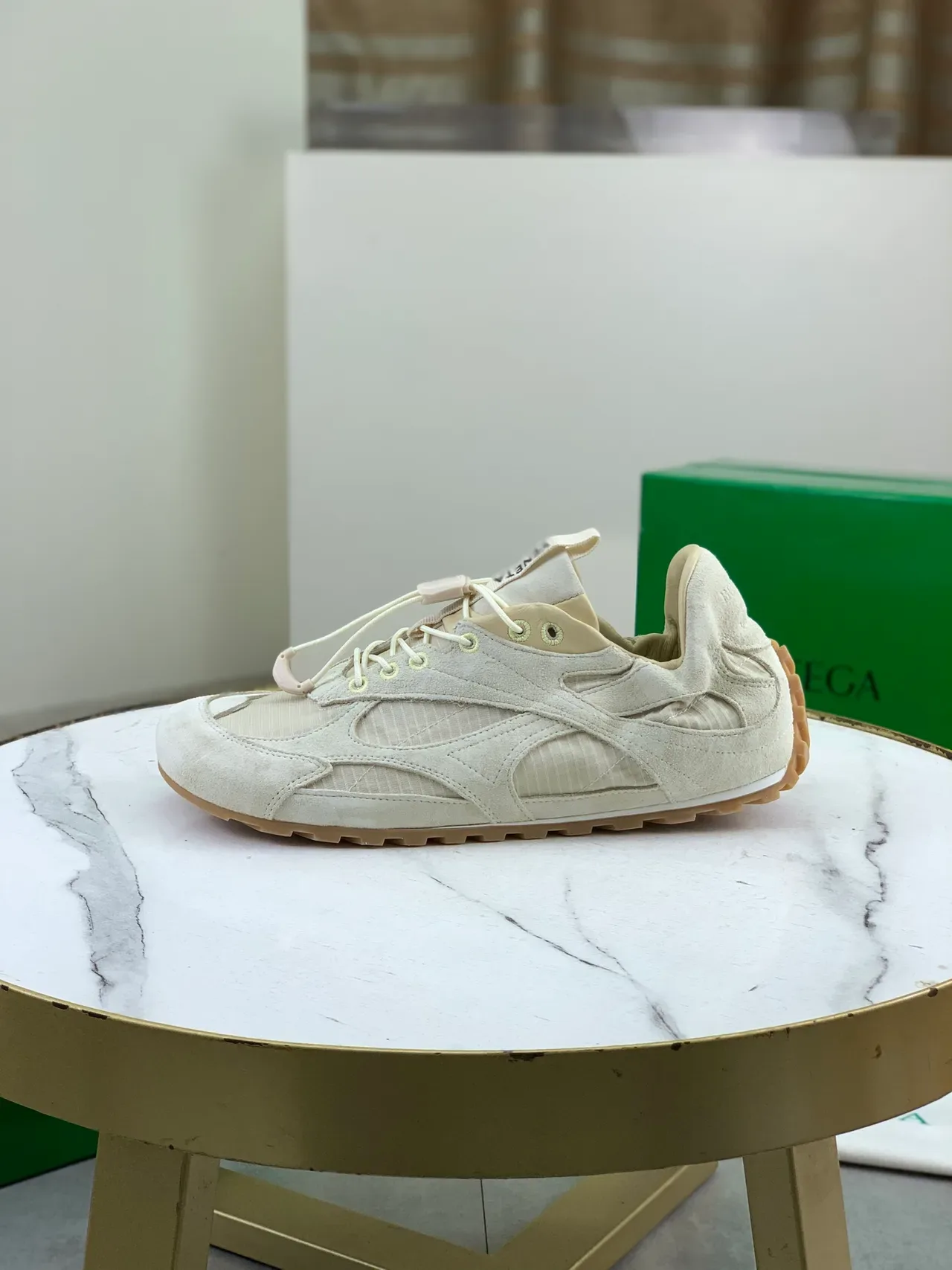 Bottega Veneta حذاء لايف ستايل بيج من السويد والميش 5