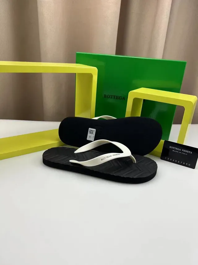 Bottega Veneta صندل إصبع أسود وأبيض 7
