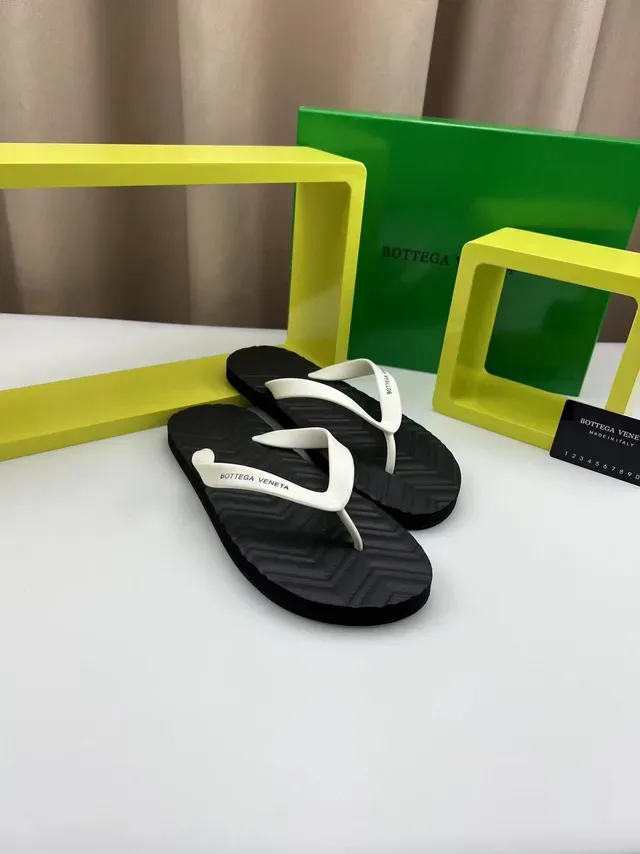 Bottega Veneta صندل إصبع أسود وأبيض 9