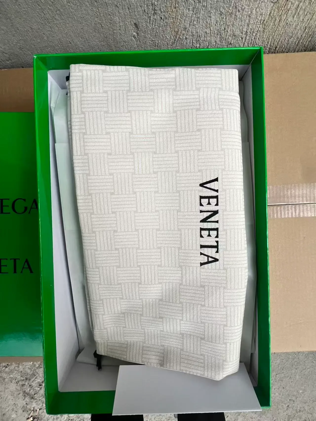 Bottega Veneta ক্যাসেট ধূসর বেইজ সুয়েড উপর Intrecciato বুনন প্যানেল লাইফস্টাইল স্নিকার 10