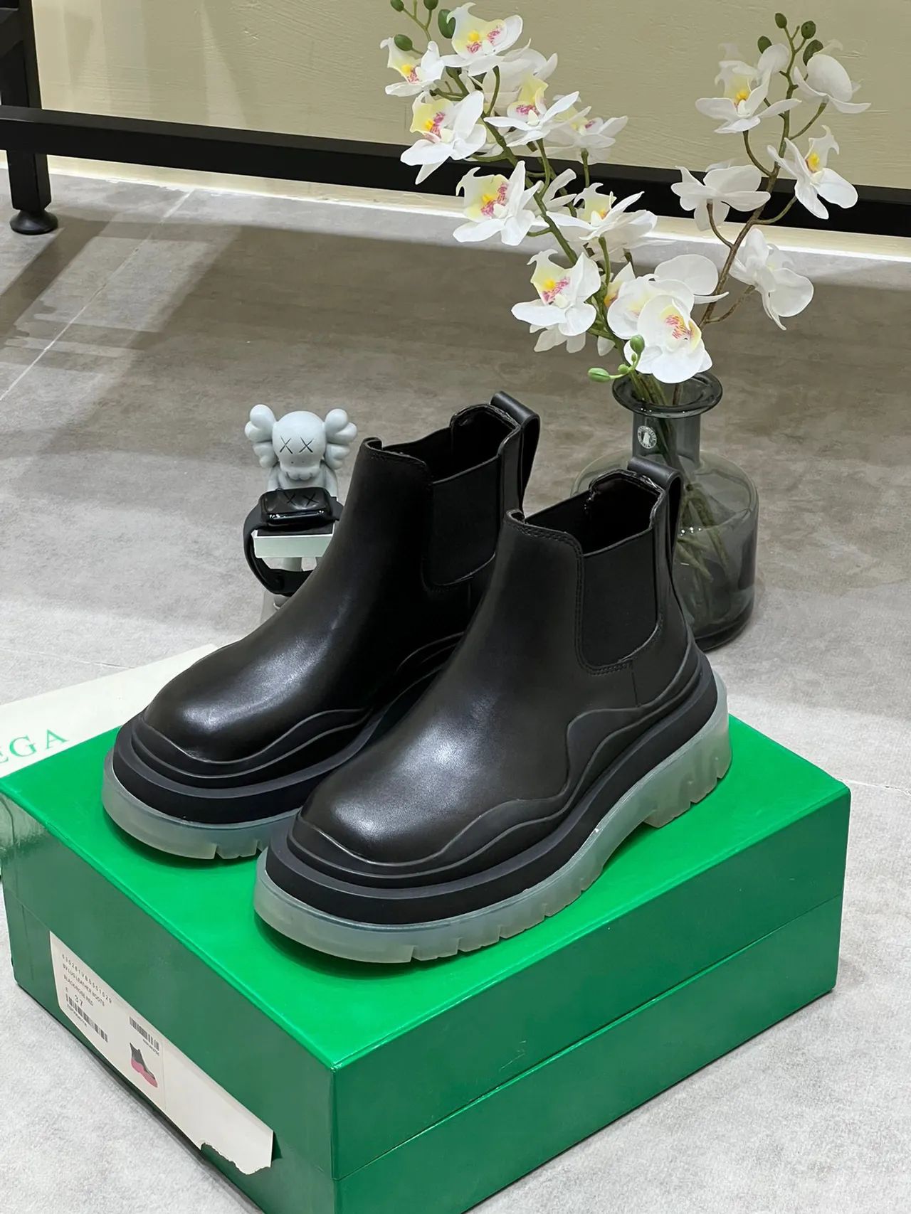 Bottega Veneta Le Cagole Botas Chelsea de cuero negro gruesas 2