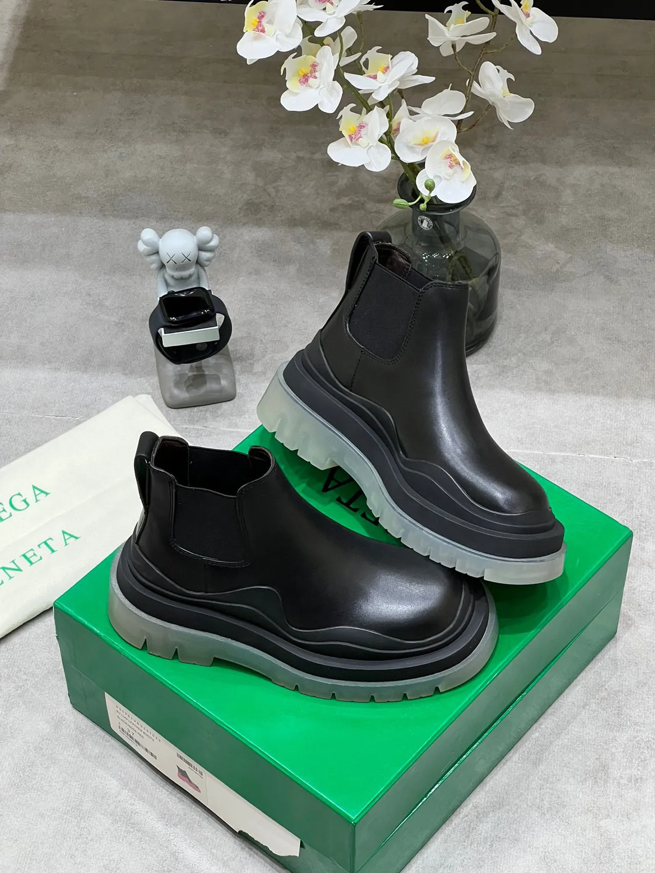 Bottega Veneta Le Cagole Botas Chelsea de cuero negro gruesas 4
