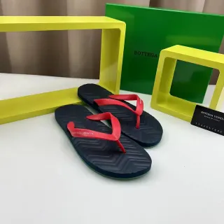 Bottega Veneta নেভি এবং লাল থং স্লিপার্স