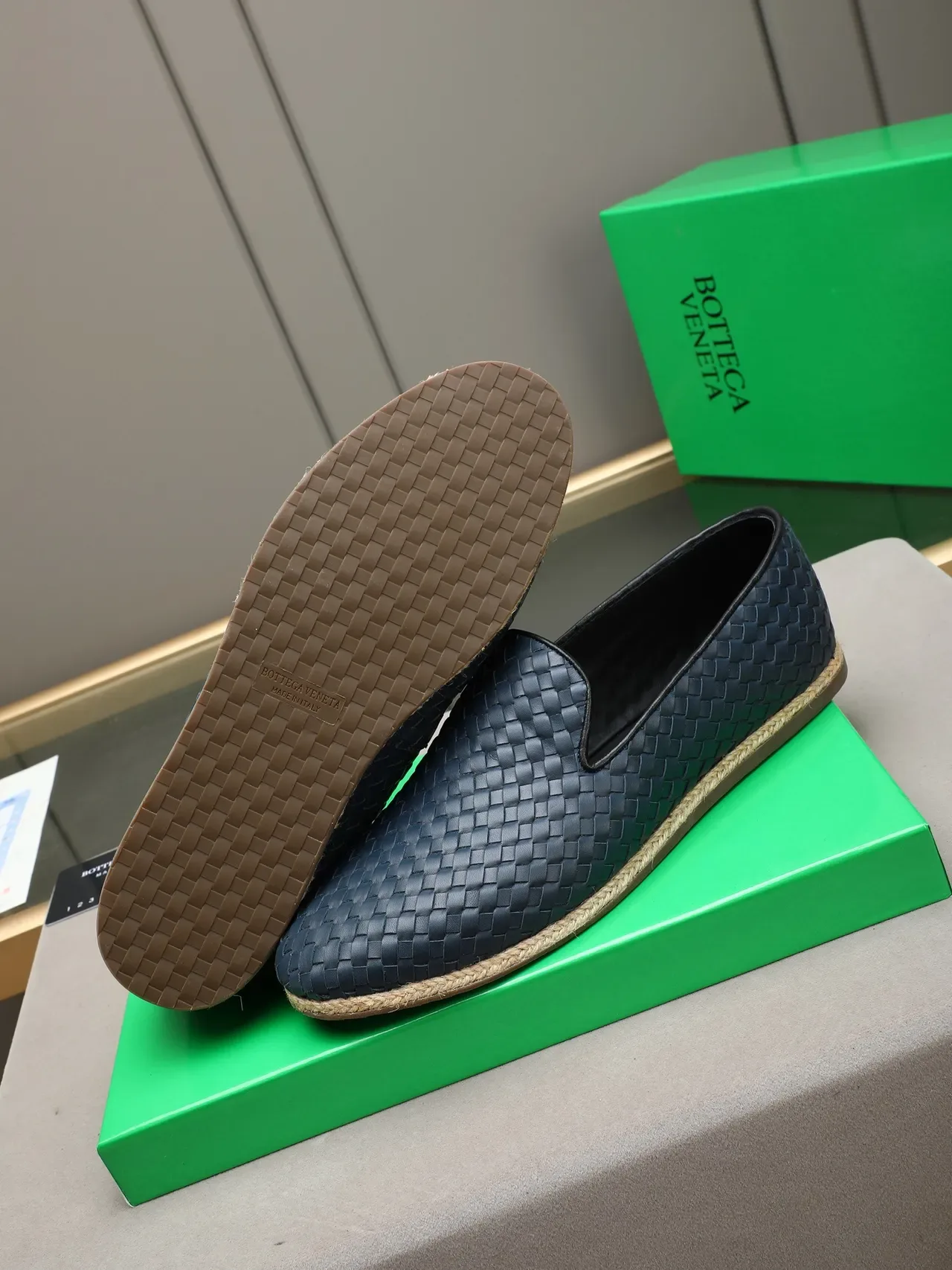 Bottega Veneta أزرق بحري بيج إنترشياتو جلد منسوج كعب إسبادريل لافر 4