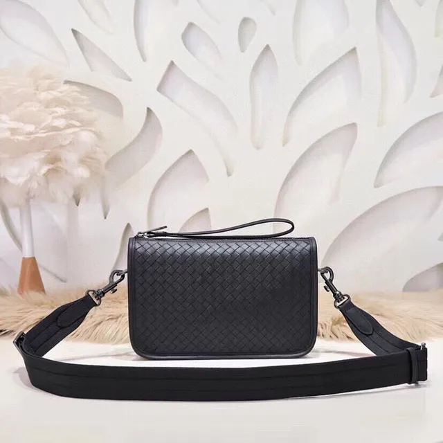 Bottega Veneta The Pouch Black Intrecciato Woven Leather شكل مستطيل حقيبة كروس بودي 2