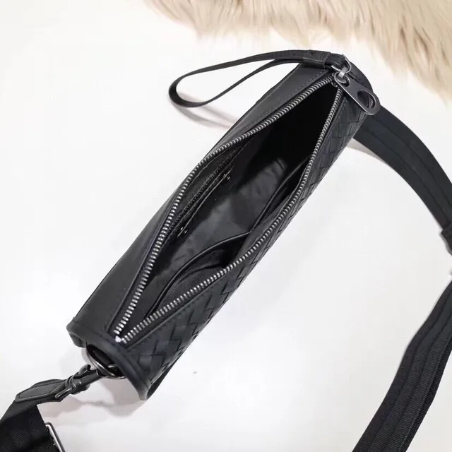 Bottega Veneta The Pouch Black Intrecciato Woven Leather شكل مستطيل حقيبة كروس بودي 3