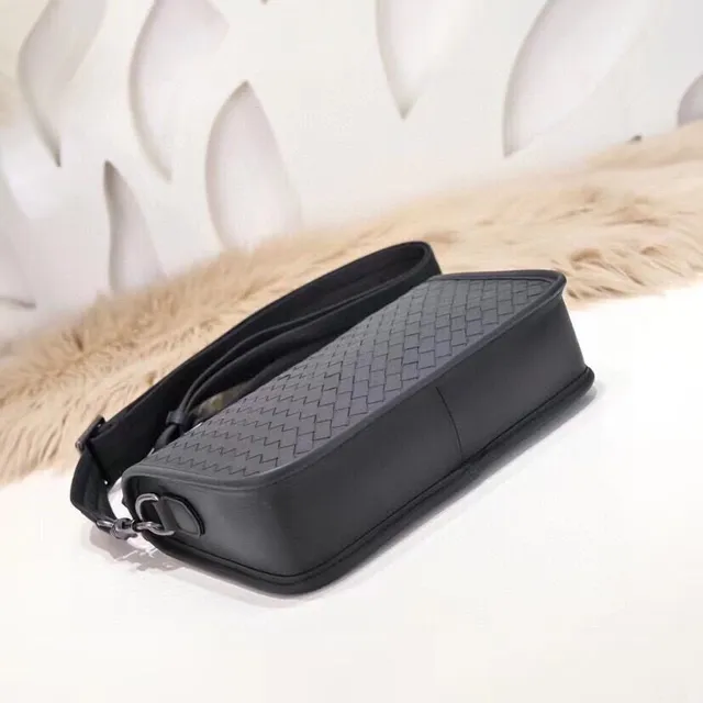 Bottega Veneta The Pouch Black Intrecciato Woven Leather شكل مستطيل حقيبة كروس بودي 4