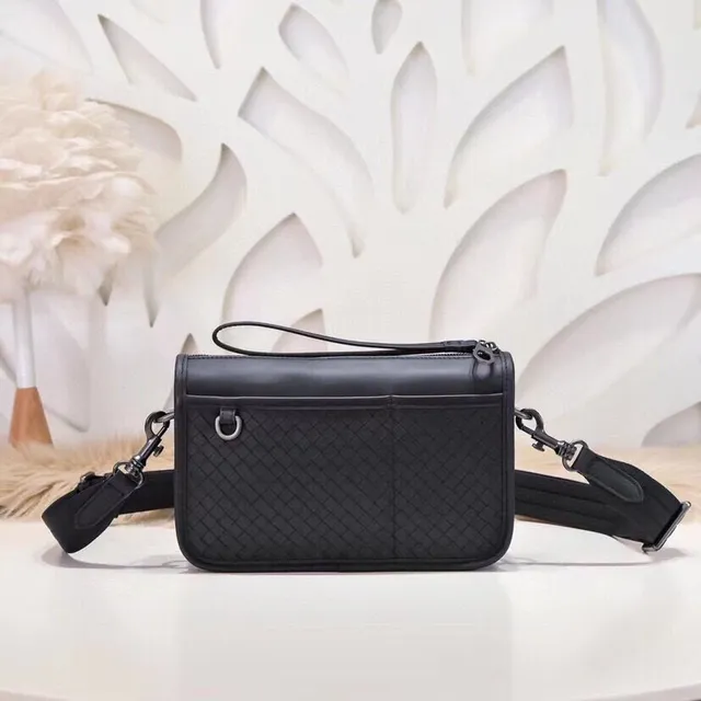 Bottega Veneta The Pouch Black Intrecciato Woven Leather شكل مستطيل حقيبة كروس بودي 5